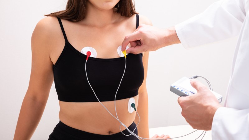 24 órás holter Kardiologia - 24 órás holtergépet helyeznek fel egy nőre