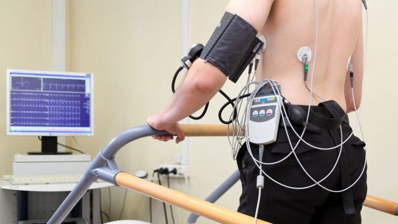 terheléses EKG Kardiologia - férfi egy futógépen terheléses EKG vizsgálat közben
